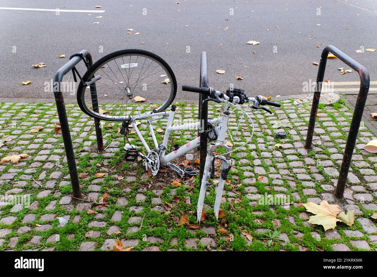 la bici danneggiata è ancora bloccata sul telaio in metallo Foto Stock