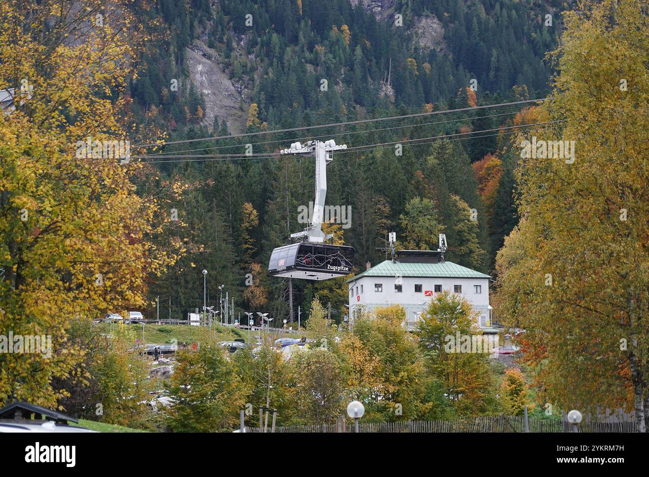 Blick auf die Zugspitzseilbahn am Eibsee - Zugspitze 11.10.2024: Zugspitzgipfel *** Vista della funivia di Zugspitze presso Eibsee Zugspitze 11 10 2024 vetta dello Zugspitze Foto Stock