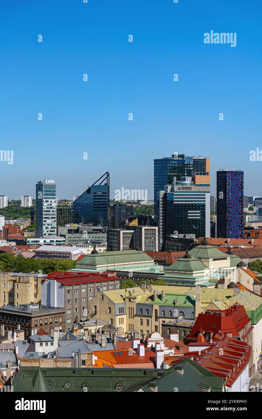 Tallinn, Estonia - 26.06.2024: La città Vecchia e la nuova città moderna di Tallinn. Foto Stock