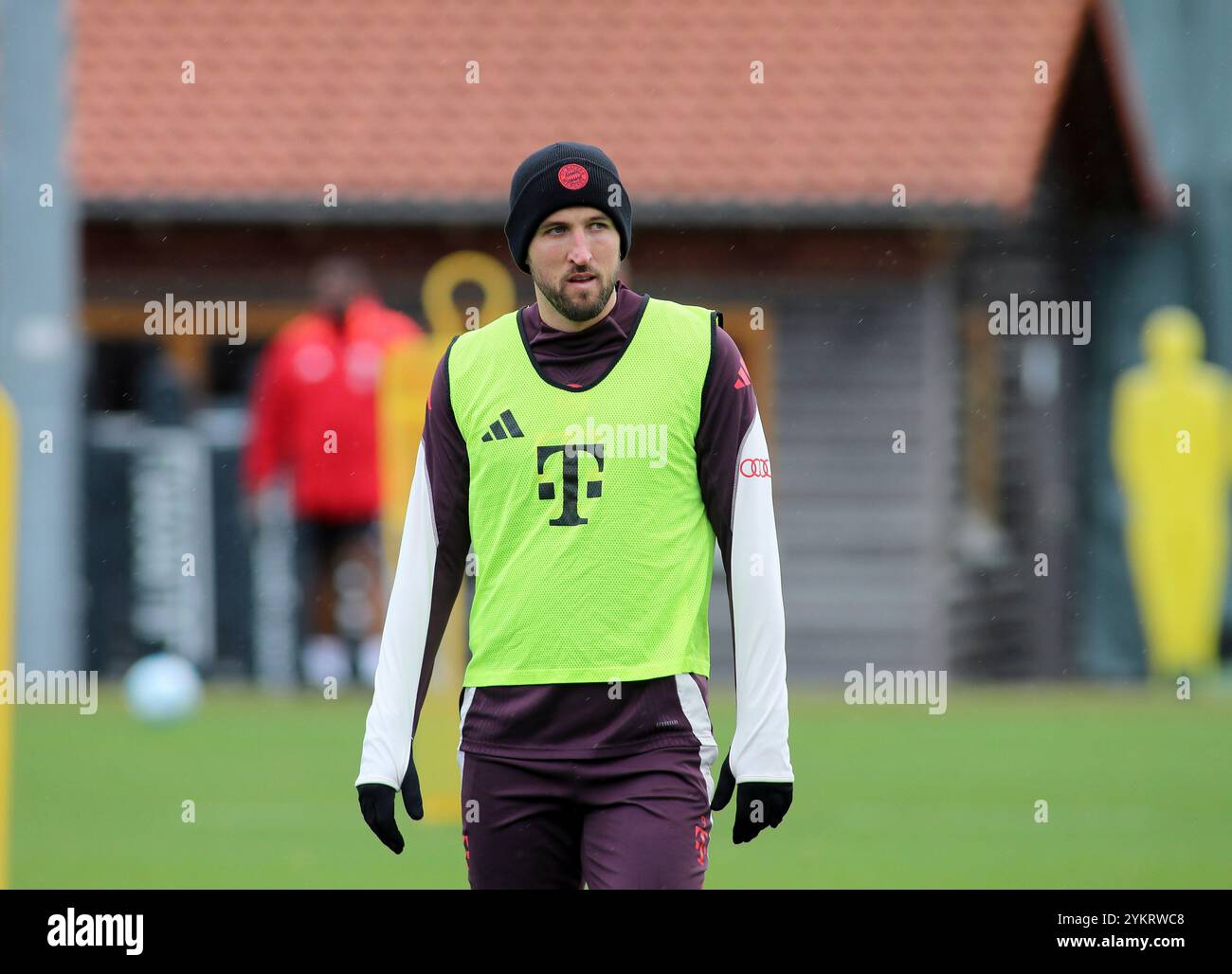 München, Deutschland, 19. Novembre 2024: Fussball, Herren, Saison 2024/2025, FC Bayern München, Säbener Strasse, Trainingsgelände, allenamento Harry Kane (FC Bayern München) Kopf, Oberkörper, stehend Foto Stock