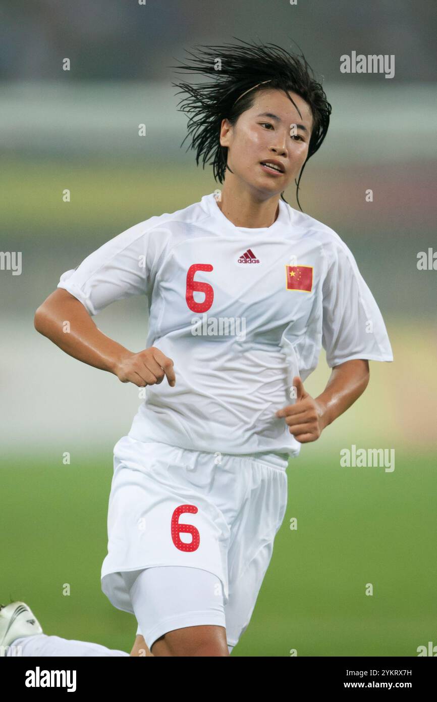 La Cina Zhang Na in azione durante una partita del gruppo e contro la Svezia alle Olimpiadi di Pechino del 6 agosto 2008 allo Stadio Tianjin Olympic Sports Center di Tianjin, Cina. Solo per uso editoriale. Uso commerciale vietato. (Fotografia di Jonathan Paul Larsen / Diadem Images) Foto Stock