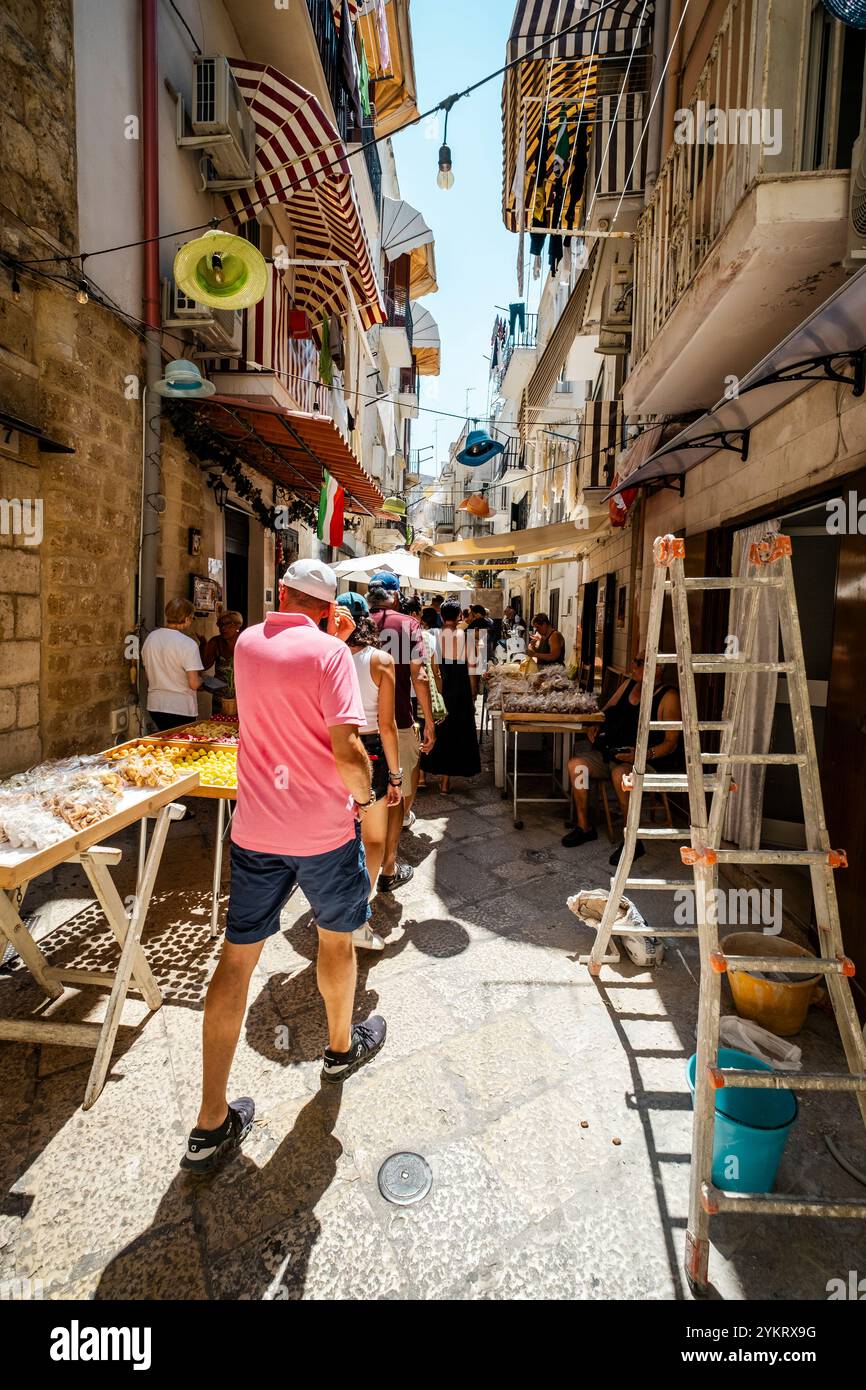 Scena di strada nel centro di Bari, Puglia, Italia Foto Stock