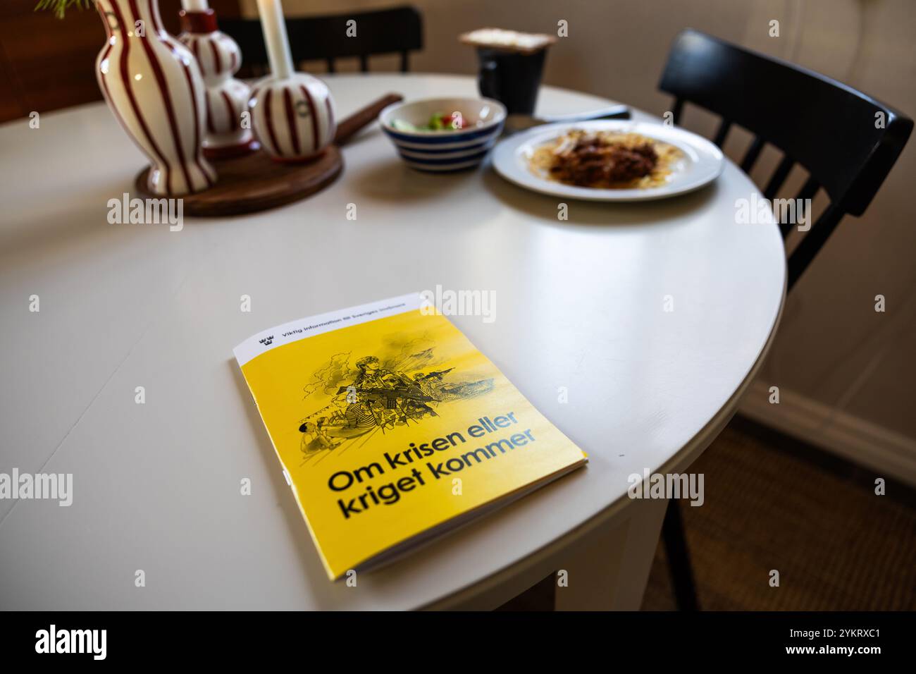Il 18 novembre, l'Agenzia svedese per le contingenze civili (svedese: Myndigheten för samhällsskydd och beredskap, MSB) inizierà a inviare la nuova versione dell'opuscolo "se arriva la crisi o la guerra”. L'opuscolo raggiungerà tutte le famiglie svedesi. 5,2 milioni di copie vengono spedite e la posta continua per due settimane. Foto Stock