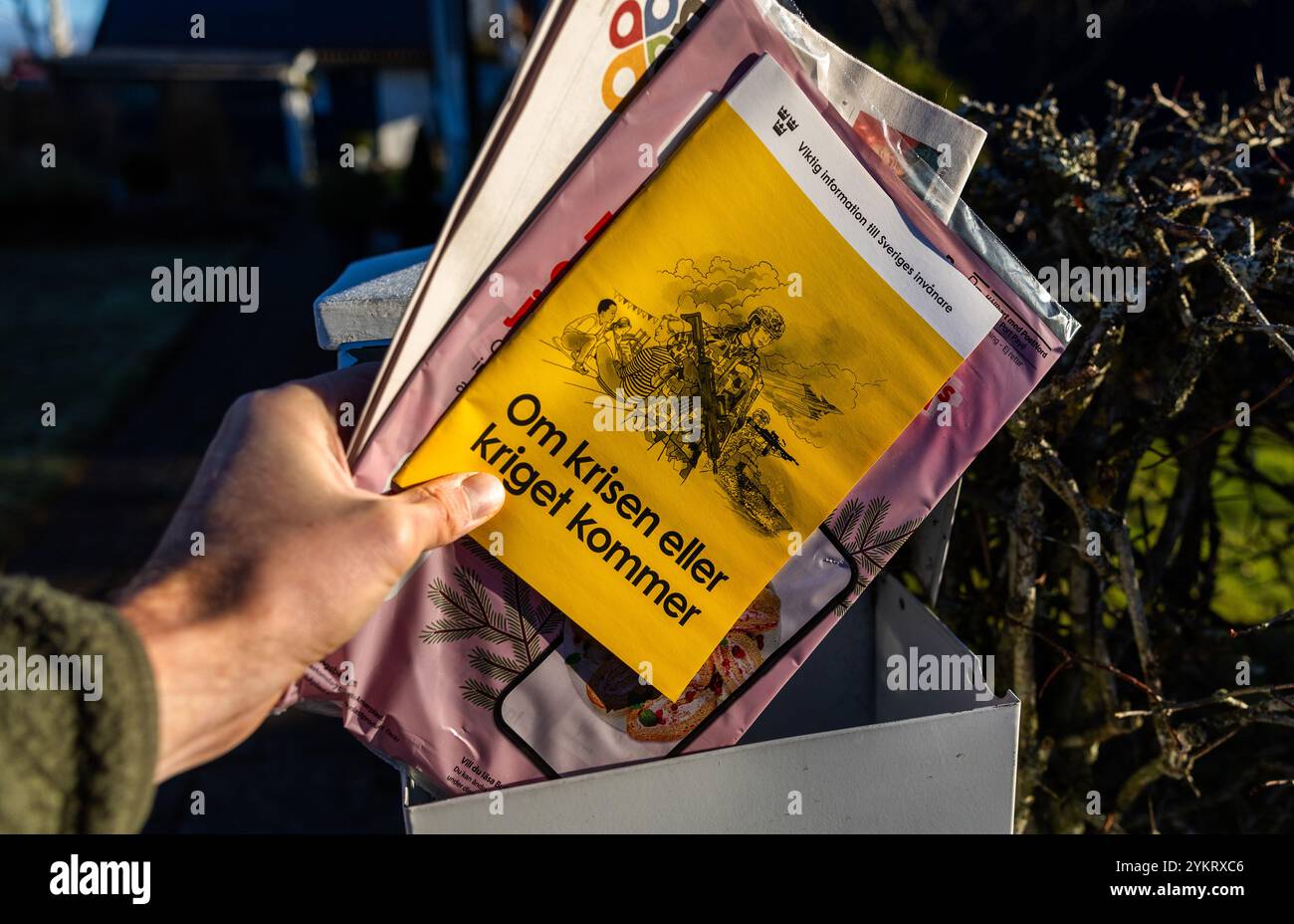 Il 18 novembre, l'Agenzia svedese per le contingenze civili (svedese: Myndigheten för samhällsskydd och beredskap, MSB) inizierà a inviare la nuova versione dell'opuscolo "se arriva la crisi o la guerra”. L'opuscolo raggiungerà tutte le famiglie svedesi. 5,2 milioni di copie vengono spedite e la posta continua per due settimane. Foto Stock