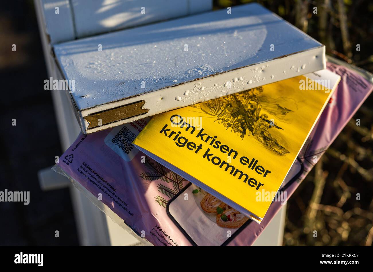Il 18 novembre, l'Agenzia svedese per le contingenze civili (svedese: Myndigheten för samhällsskydd och beredskap, MSB) inizierà a inviare la nuova versione dell'opuscolo "se arriva la crisi o la guerra”. L'opuscolo raggiungerà tutte le famiglie svedesi. 5,2 milioni di copie vengono spedite e la posta continua per due settimane. Foto Stock