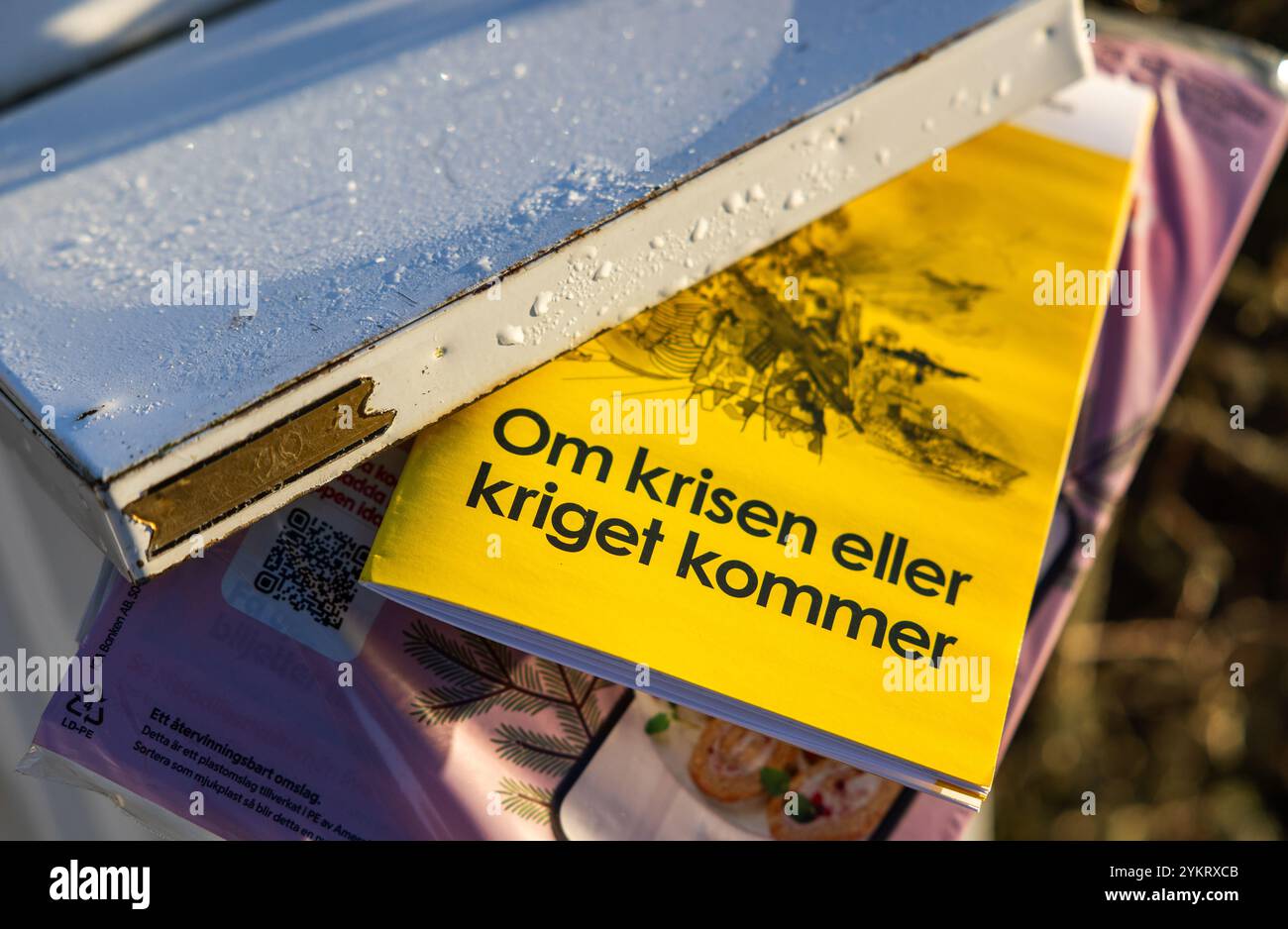 Il 18 novembre, l'Agenzia svedese per le contingenze civili (svedese: Myndigheten för samhällsskydd och beredskap, MSB) inizierà a inviare la nuova versione dell'opuscolo "se arriva la crisi o la guerra”. L'opuscolo raggiungerà tutte le famiglie svedesi. 5,2 milioni di copie vengono spedite e la posta continua per due settimane. Foto Stock