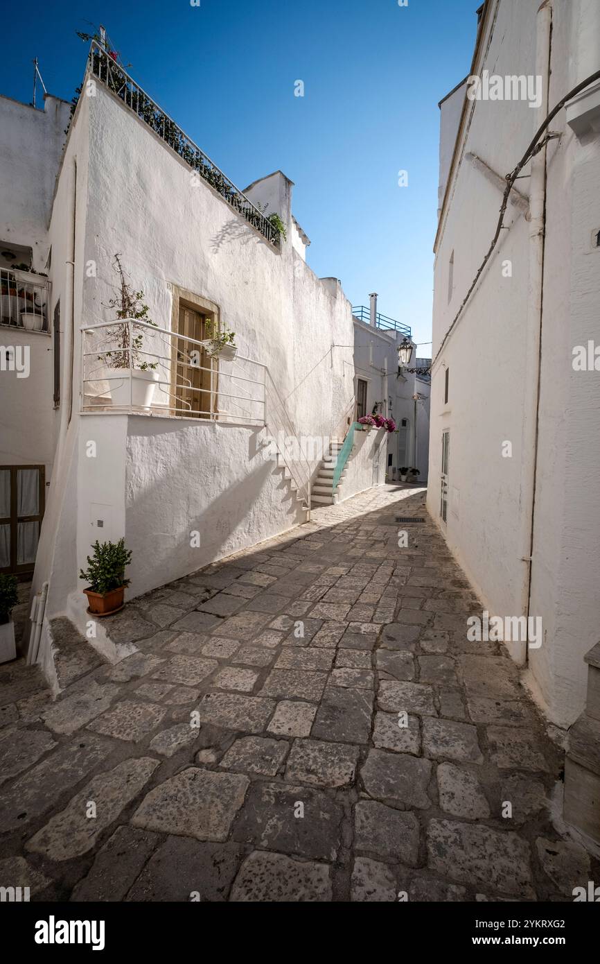 Scena di strada nel centro di Ostuni, Italia Foto Stock