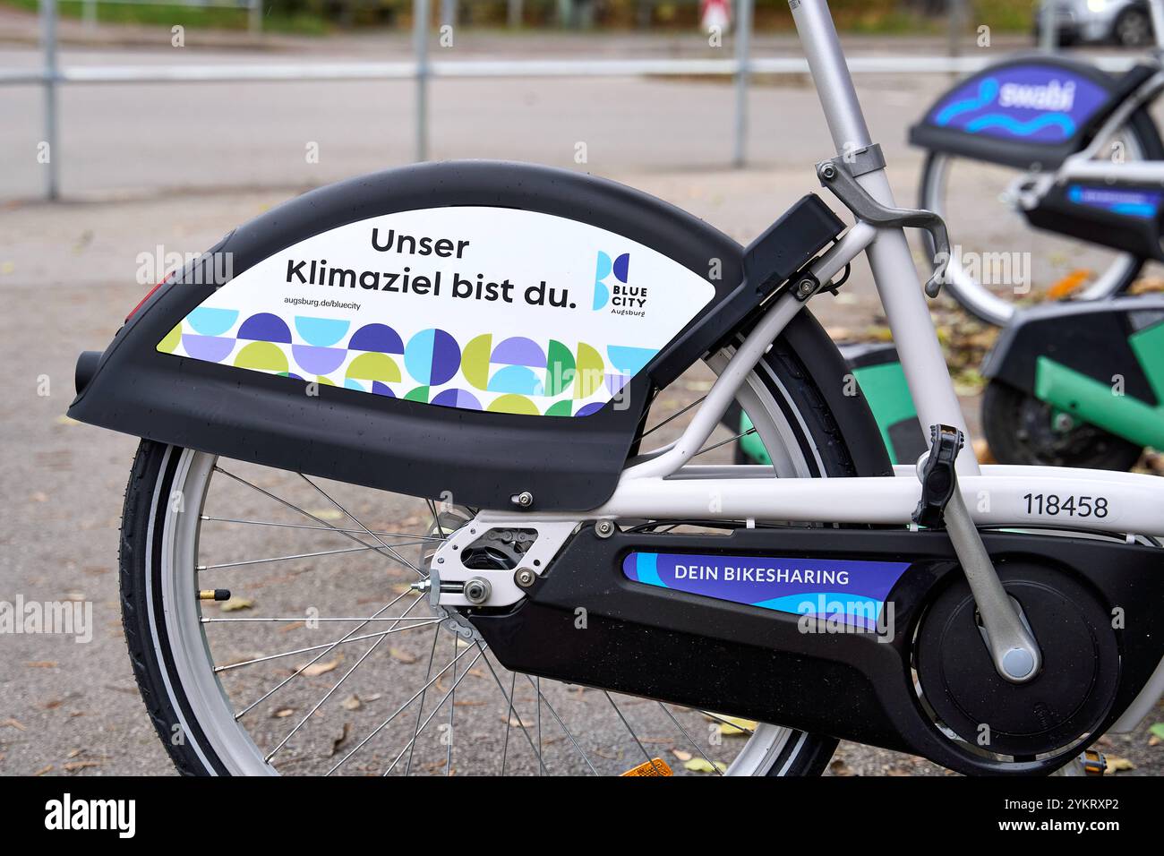 Augusta, Baviera, Germania - 18 novembre 2024: Un sistema di noleggio bici ad Augusta con lo slogan on a bike: Il nostro obiettivo climatico è te, incoraggia i cittadini a salire sulle loro biciclette per l'ambiente *** Ein Fahrradleihsystem ad Augusta mit dem slogan auf einem Fahrrad: Unser Klimaziel bist du, ermutigt Bürger, für, die Umwelt aufs Rad zu Foto Stock