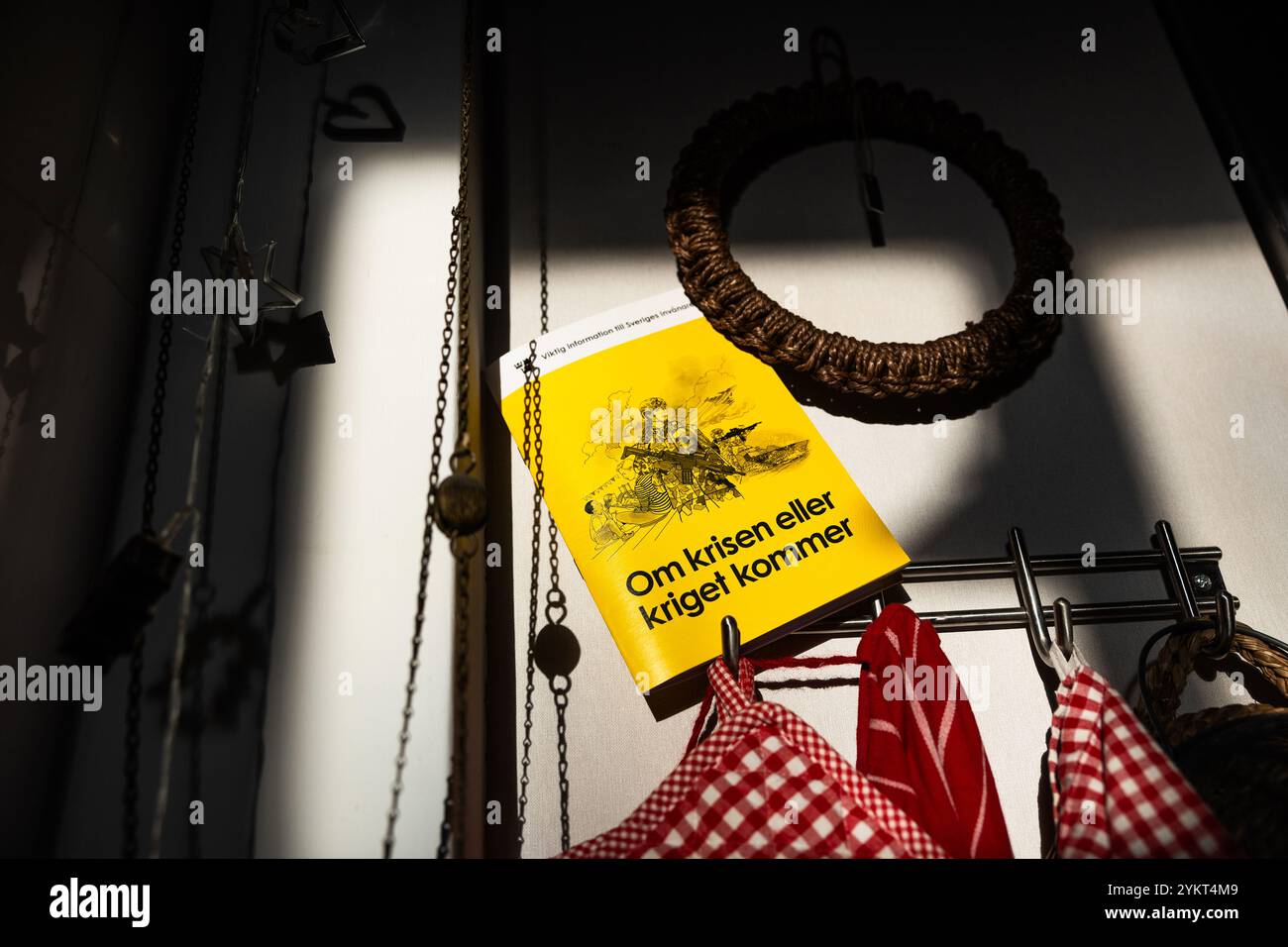 Motala, Svezia. 19 novembre 2024. Il 18 novembre, l'Agenzia svedese per le contingenze civili (svedese: Myndigheten för samhällsskydd och beredskap, MSB) inizierà a inviare la nuova versione dell'opuscolo "se arriva la crisi o la guerra”. L'opuscolo raggiungerà tutte le famiglie svedesi. 5,2 milioni di copie vengono spedite e la posta continua per due settimane. Crediti: Jeppe Gustafsson/Alamy Live News Foto Stock