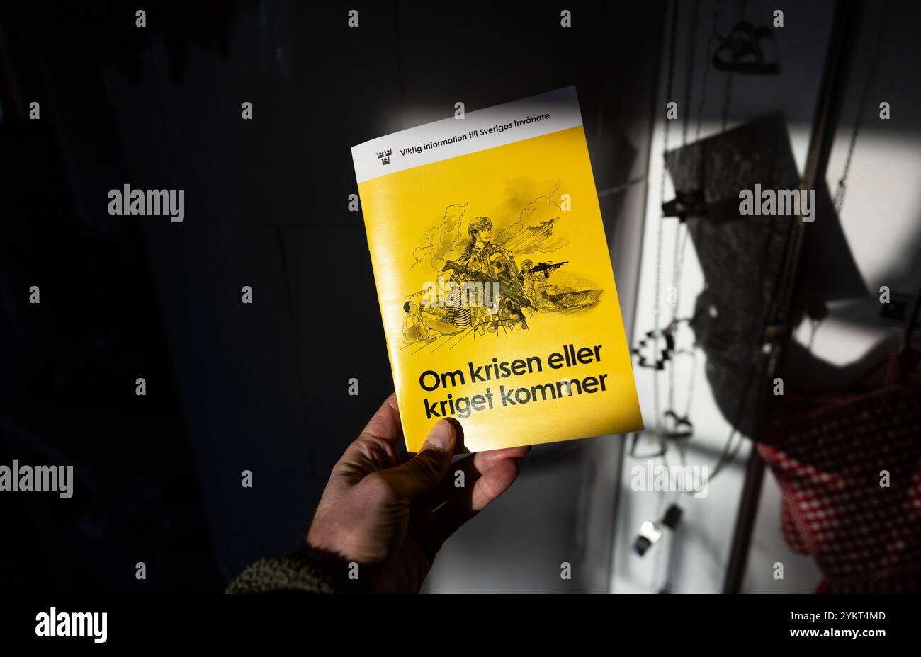 Motala, Svezia. 19 novembre 2024. Il 18 novembre, l'Agenzia svedese per le contingenze civili (svedese: Myndigheten för samhällsskydd och beredskap, MSB) inizierà a inviare la nuova versione dell'opuscolo "se arriva la crisi o la guerra”. L'opuscolo raggiungerà tutte le famiglie svedesi. 5,2 milioni di copie vengono spedite e la posta continua per due settimane. Crediti: Jeppe Gustafsson/Alamy Live News Foto Stock