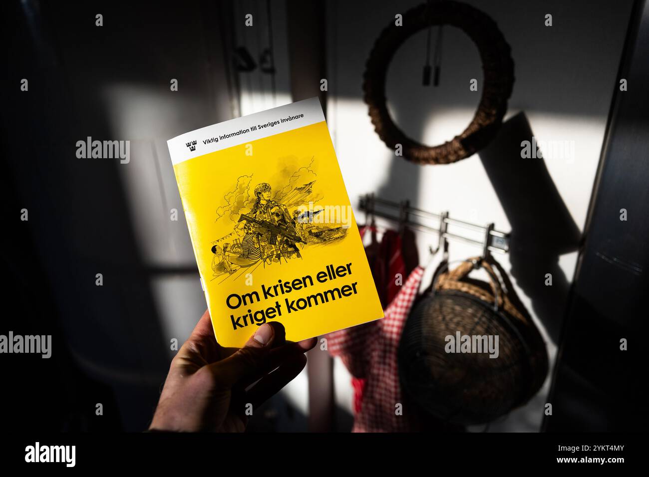 Motala, Svezia. 19 novembre 2024. Il 18 novembre, l'Agenzia svedese per le contingenze civili (svedese: Myndigheten för samhällsskydd och beredskap, MSB) inizierà a inviare la nuova versione dell'opuscolo "se arriva la crisi o la guerra”. L'opuscolo raggiungerà tutte le famiglie svedesi. 5,2 milioni di copie vengono spedite e la posta continua per due settimane. Crediti: Jeppe Gustafsson/Alamy Live News Foto Stock