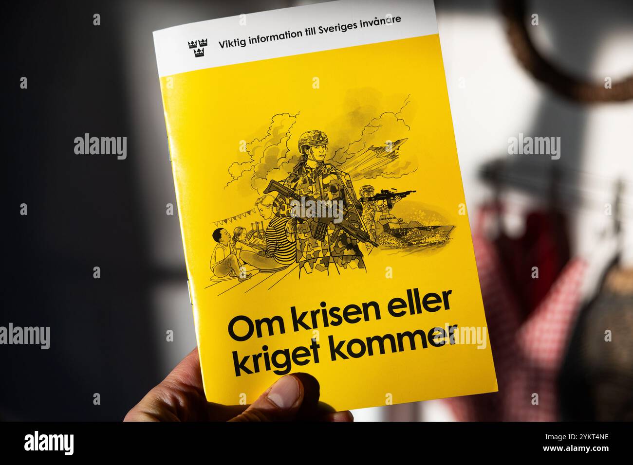 Motala, Svezia. 19 novembre 2024. Il 18 novembre, l'Agenzia svedese per le contingenze civili (svedese: Myndigheten för samhällsskydd och beredskap, MSB) inizierà a inviare la nuova versione dell'opuscolo "se arriva la crisi o la guerra”. L'opuscolo raggiungerà tutte le famiglie svedesi. 5,2 milioni di copie vengono spedite e la posta continua per due settimane. Crediti: Jeppe Gustafsson/Alamy Live News Foto Stock