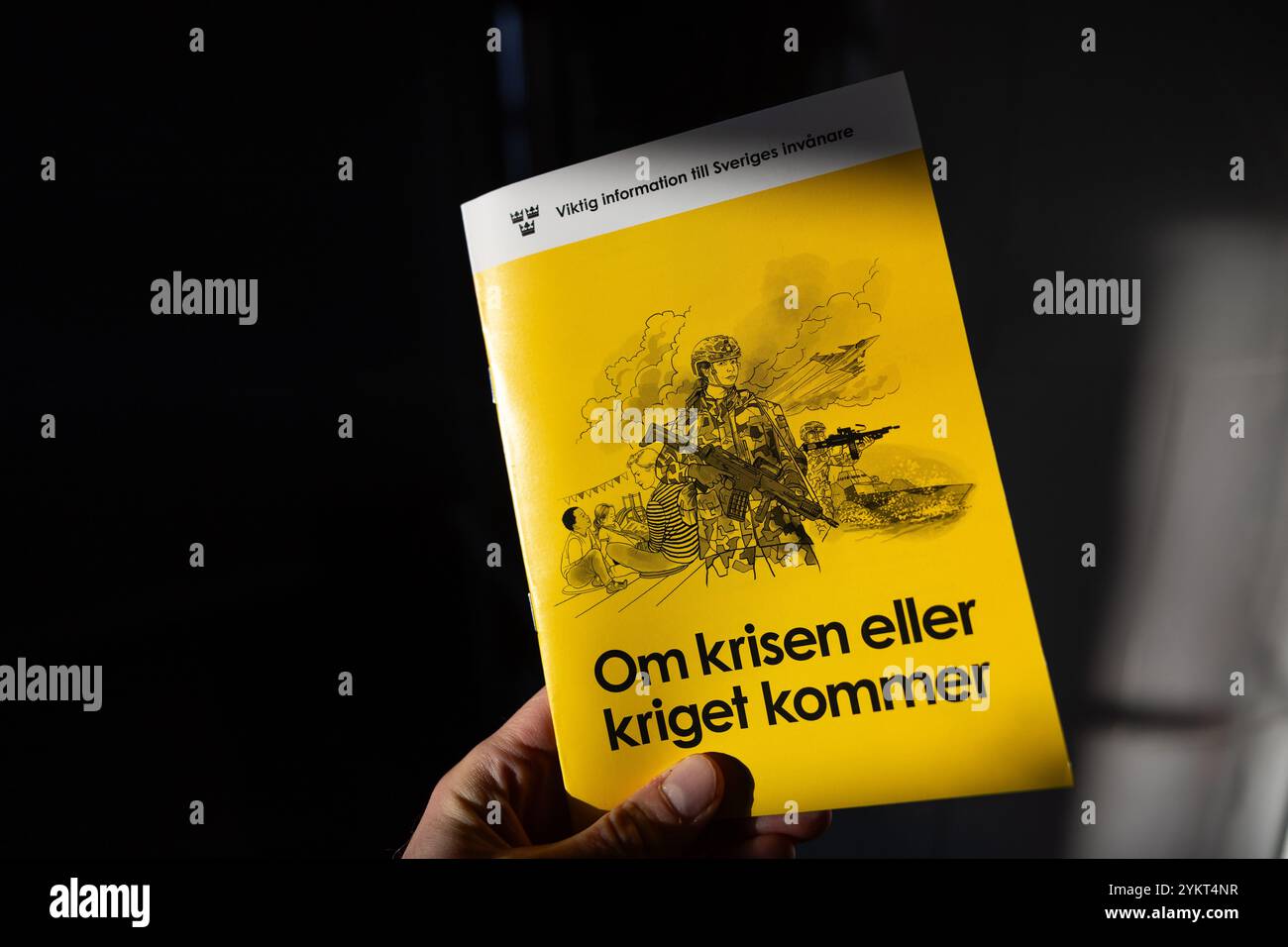 Motala, Svezia. 19 novembre 2024. Il 18 novembre, l'Agenzia svedese per le contingenze civili (svedese: Myndigheten för samhällsskydd och beredskap, MSB) inizierà a inviare la nuova versione dell'opuscolo "se arriva la crisi o la guerra”. L'opuscolo raggiungerà tutte le famiglie svedesi. 5,2 milioni di copie vengono spedite e la posta continua per due settimane. Crediti: Jeppe Gustafsson/Alamy Live News Foto Stock