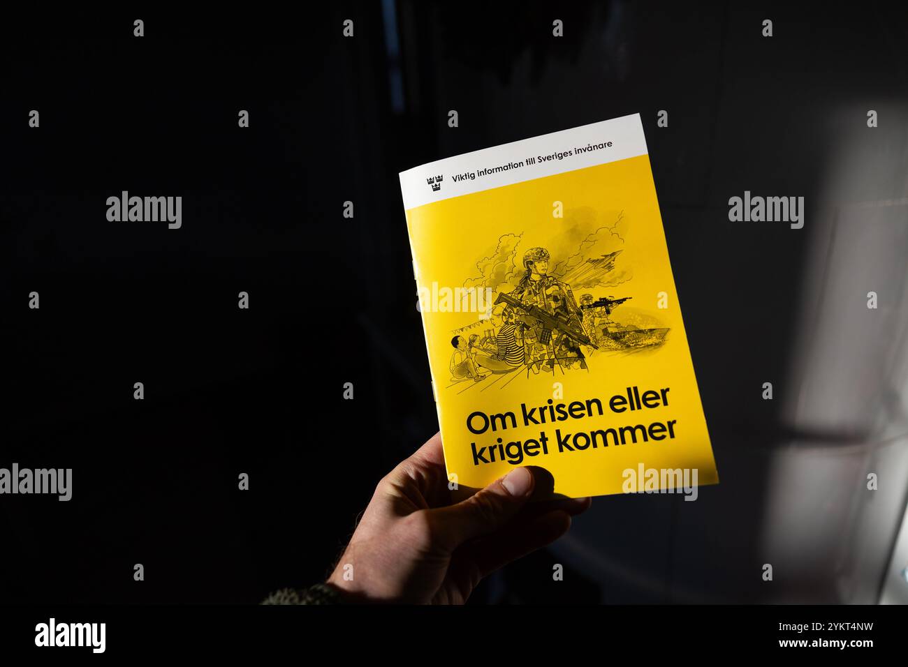 Motala, Svezia. 19 novembre 2024. Il 18 novembre, l'Agenzia svedese per le contingenze civili (svedese: Myndigheten för samhällsskydd och beredskap, MSB) inizierà a inviare la nuova versione dell'opuscolo "se arriva la crisi o la guerra”. L'opuscolo raggiungerà tutte le famiglie svedesi. 5,2 milioni di copie vengono spedite e la posta continua per due settimane. Crediti: Jeppe Gustafsson/Alamy Live News Foto Stock