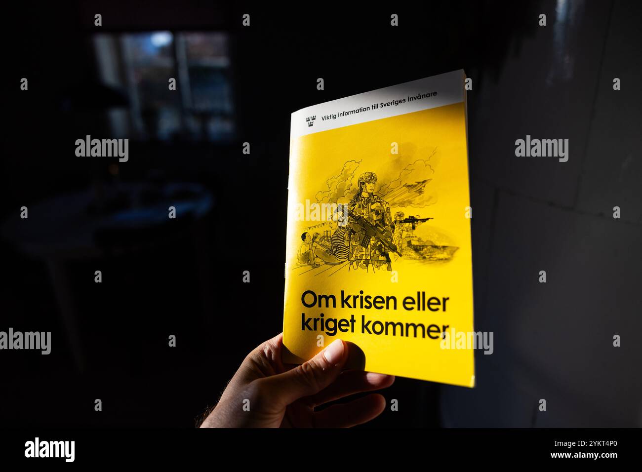 Motala, Svezia. 19 novembre 2024. Il 18 novembre, l'Agenzia svedese per le contingenze civili (svedese: Myndigheten för samhällsskydd och beredskap, MSB) inizierà a inviare la nuova versione dell'opuscolo "se arriva la crisi o la guerra”. L'opuscolo raggiungerà tutte le famiglie svedesi. 5,2 milioni di copie vengono spedite e la posta continua per due settimane. Crediti: Jeppe Gustafsson/Alamy Live News Foto Stock