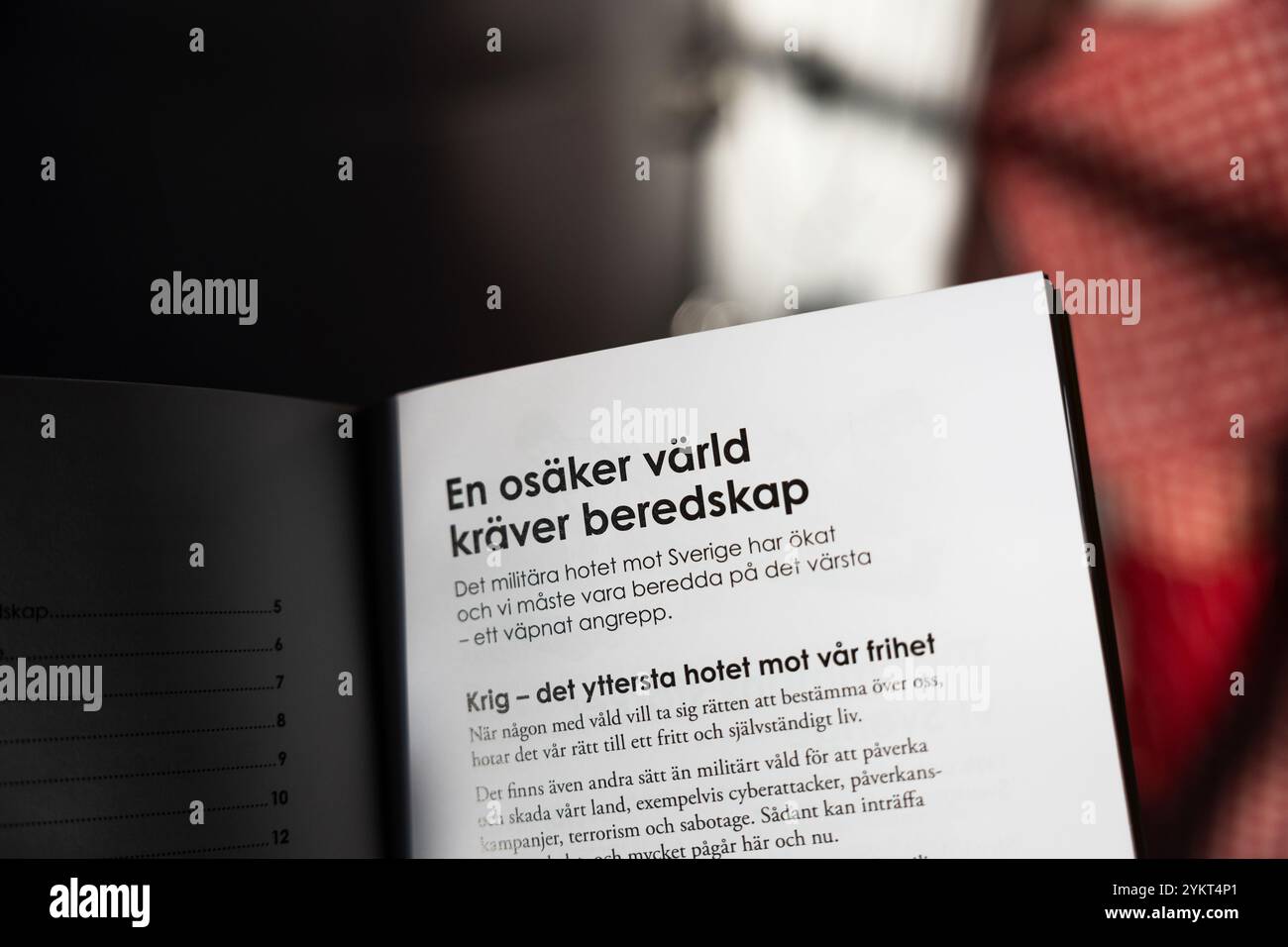 Motala, Svezia. 19 novembre 2024. Il 18 novembre, l'Agenzia svedese per le contingenze civili (svedese: Myndigheten för samhällsskydd och beredskap, MSB) inizierà a inviare la nuova versione dell'opuscolo "se arriva la crisi o la guerra”. L'opuscolo raggiungerà tutte le famiglie svedesi. 5,2 milioni di copie vengono spedite e la posta continua per due settimane. Crediti: Jeppe Gustafsson/Alamy Live News Foto Stock