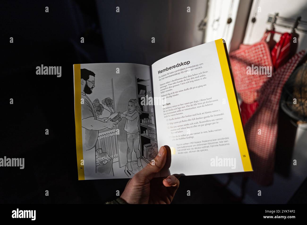 Motala, Svezia. 19 novembre 2024. Il 18 novembre, l'Agenzia svedese per le contingenze civili (svedese: Myndigheten för samhällsskydd och beredskap, MSB) inizierà a inviare la nuova versione dell'opuscolo "se arriva la crisi o la guerra”. L'opuscolo raggiungerà tutte le famiglie svedesi. 5,2 milioni di copie vengono spedite e la posta continua per due settimane. Crediti: Jeppe Gustafsson/Alamy Live News Foto Stock