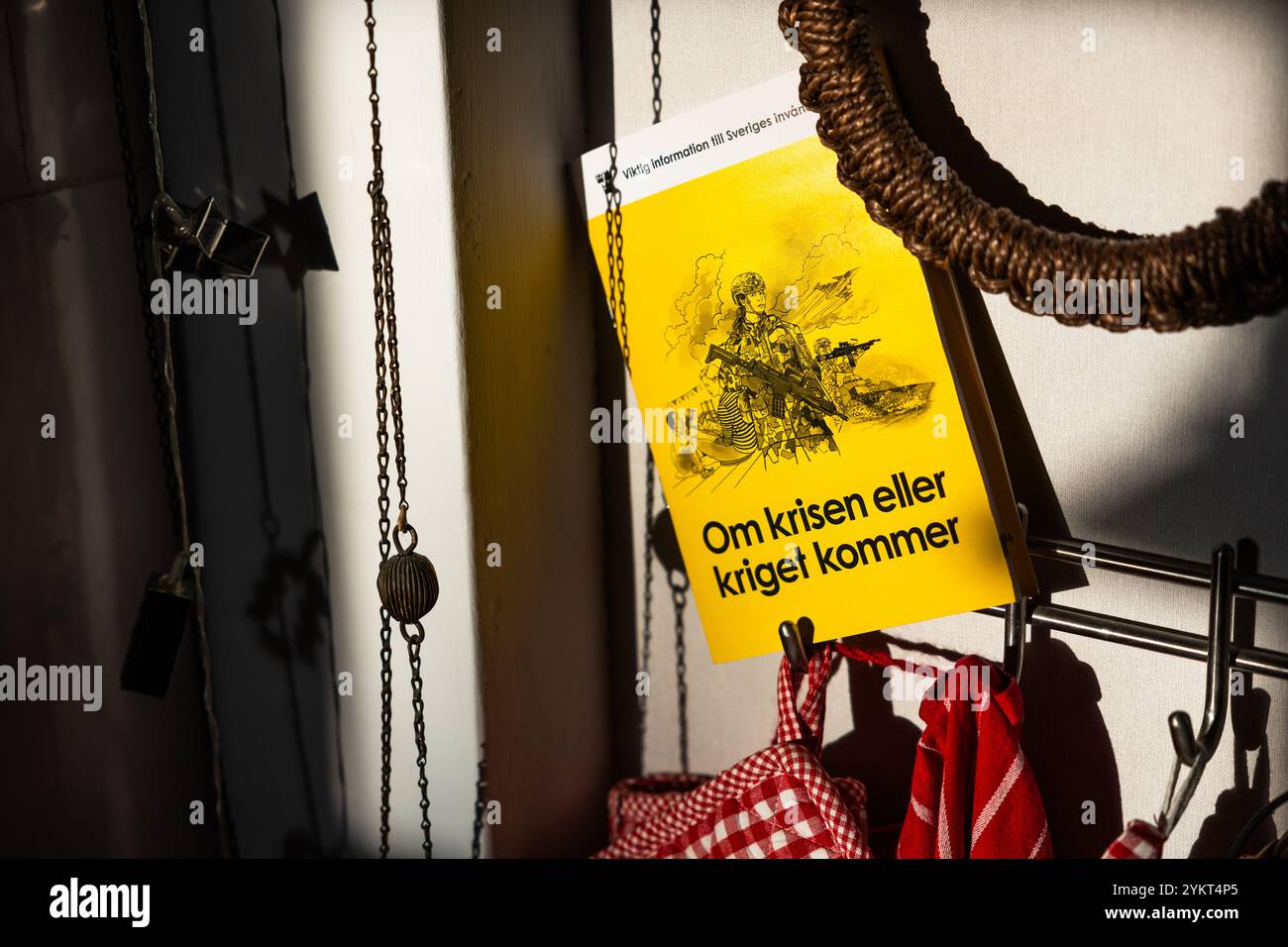 Motala, Svezia. 19 novembre 2024. Il 18 novembre, l'Agenzia svedese per le contingenze civili (svedese: Myndigheten för samhällsskydd och beredskap, MSB) inizierà a inviare la nuova versione dell'opuscolo "se arriva la crisi o la guerra”. L'opuscolo raggiungerà tutte le famiglie svedesi. 5,2 milioni di copie vengono spedite e la posta continua per due settimane. Crediti: Jeppe Gustafsson/Alamy Live News Foto Stock