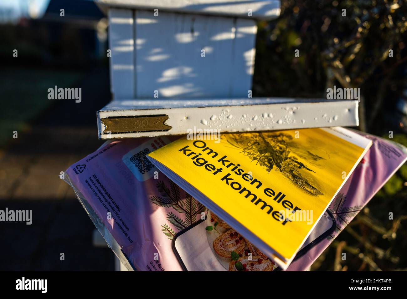 Motala, Svezia. 19 novembre 2024. Il 18 novembre, l'Agenzia svedese per le contingenze civili (svedese: Myndigheten för samhällsskydd och beredskap, MSB) inizierà a inviare la nuova versione dell'opuscolo "se arriva la crisi o la guerra”. L'opuscolo raggiungerà tutte le famiglie svedesi. 5,2 milioni di copie vengono spedite e la posta continua per due settimane. Crediti: Jeppe Gustafsson/Alamy Live News Foto Stock