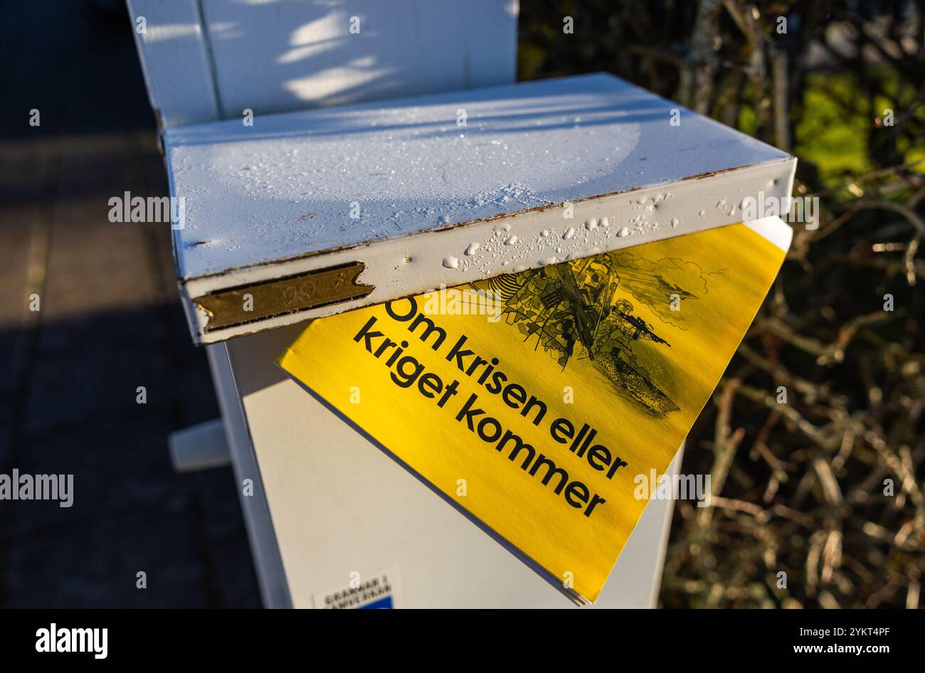 Motala, Svezia. 19 novembre 2024. Il 18 novembre, l'Agenzia svedese per le contingenze civili (svedese: Myndigheten för samhällsskydd och beredskap, MSB) inizierà a inviare la nuova versione dell'opuscolo "se arriva la crisi o la guerra”. L'opuscolo raggiungerà tutte le famiglie svedesi. 5,2 milioni di copie vengono spedite e la posta continua per due settimane. Crediti: Jeppe Gustafsson/Alamy Live News Foto Stock