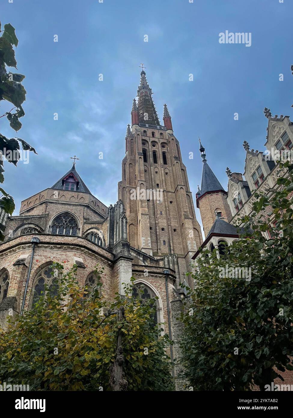 Chiesa di nostra Signora (Onze-lieve-Vrouwekerk) a Bruges, Belgio - Immagine stock catturata con smartphone
