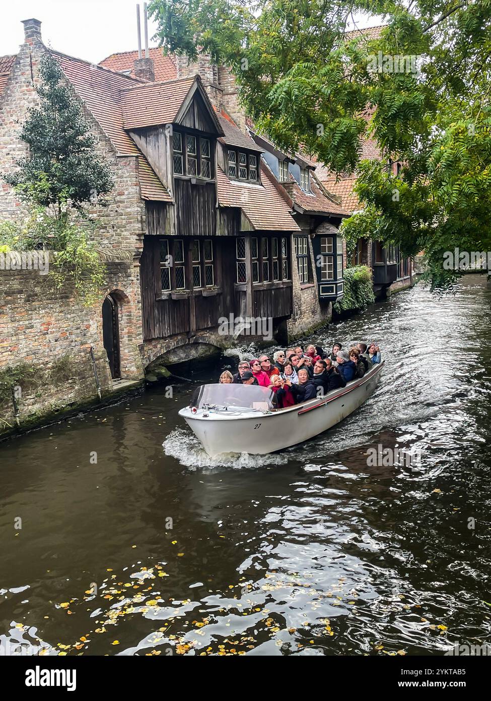 Crociera sui canali a Bruges, Belgio Foto Stock