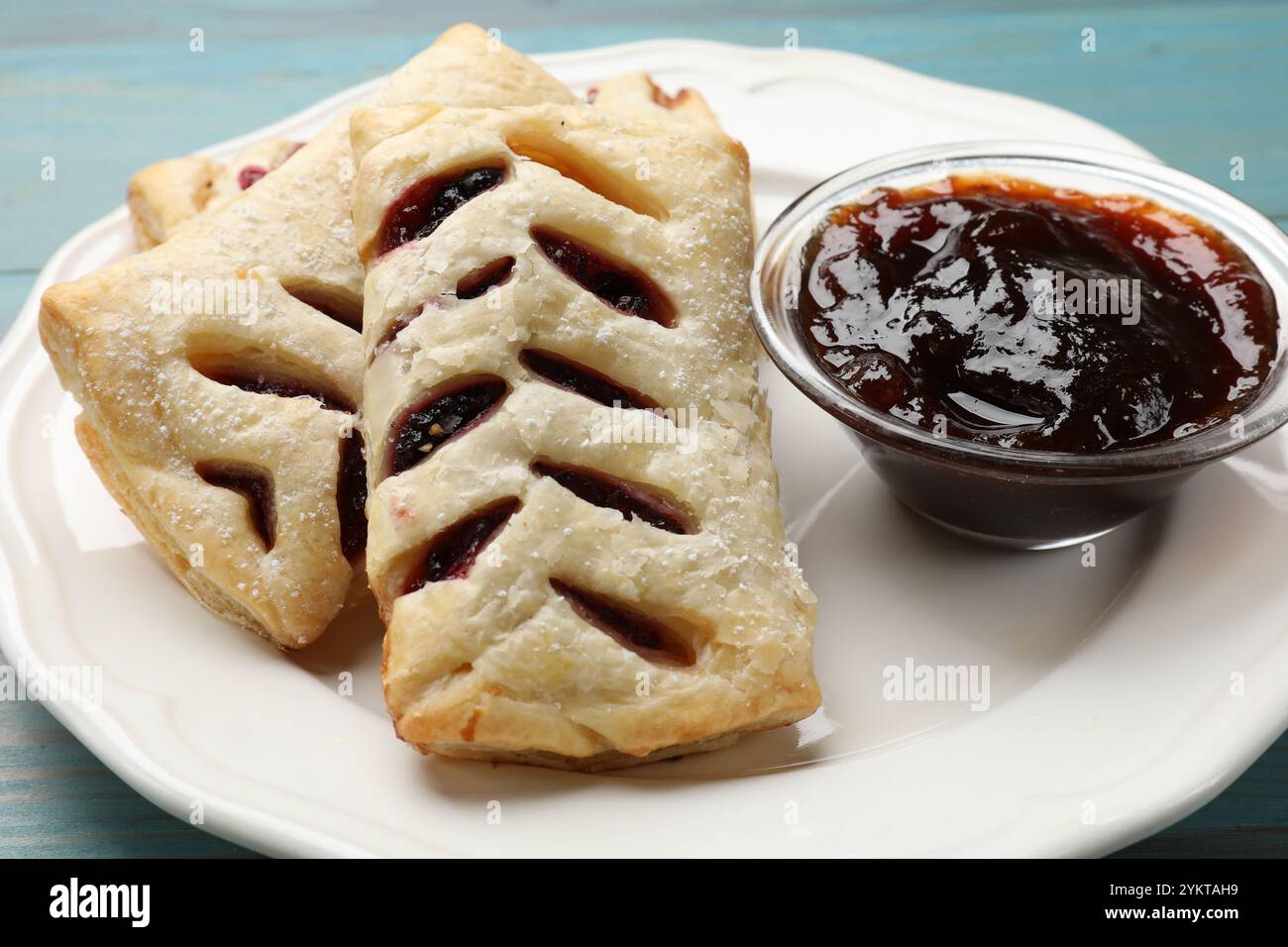 Deliziosi pasticcini e marmellata sul tavolo, primo piano Foto Stock