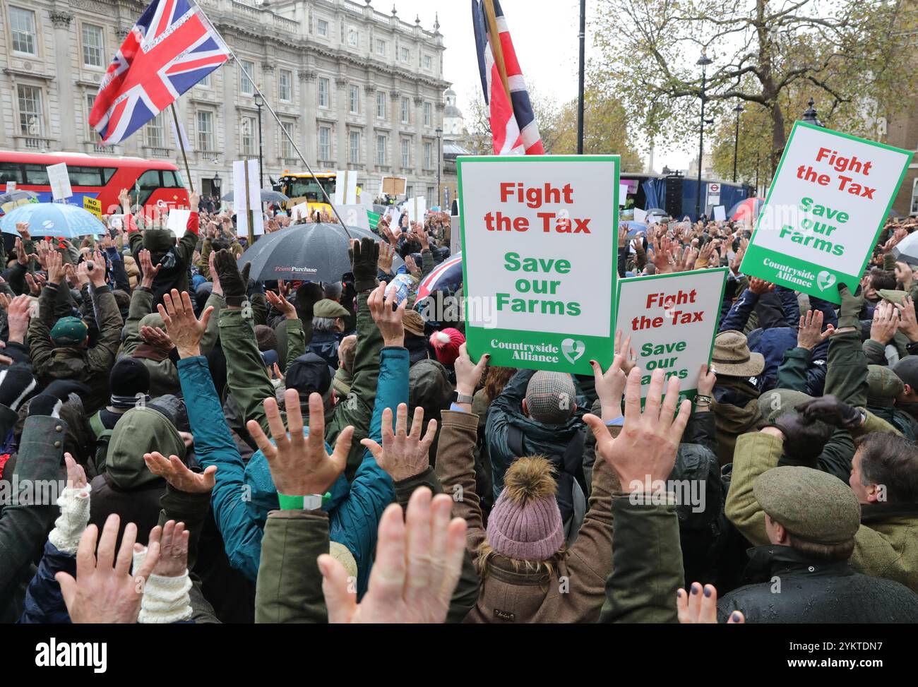 Londra, Regno Unito 19 novembre 2024. 20 mila agricoltori provenienti da tutto il Regno Unito si sono riuniti a Whitehall per protestare contro i recenti cambiamenti delle tasse ereditarie annunciati nel bilancio Rachel Reeves. Le famiglie temono di non poter trasferire le loro fattorie ai loro figli e la terra dovrà essere venduta. Jeremy Clarkson ha sollecitato un governo a U.. Gli agricoltori hanno portato i prodotti per la banca alimentare City Harvest da distribuire e anche i trattori per bambini sarebbero stati donati a livello locale. Credito : Monica Wells/Alamy Live News Foto Stock