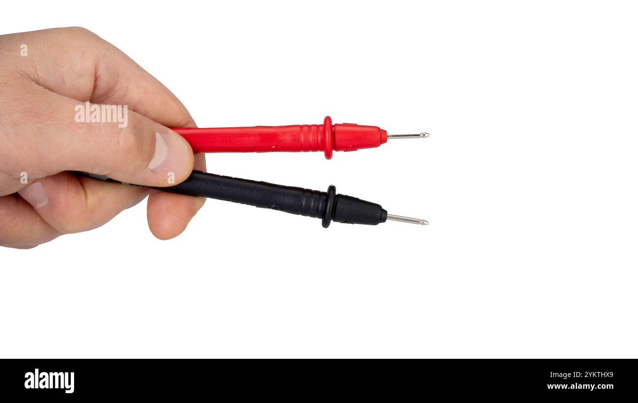 Tenere le sonde del multimetro rosse e nere in posizione orizzontale Foto Stock