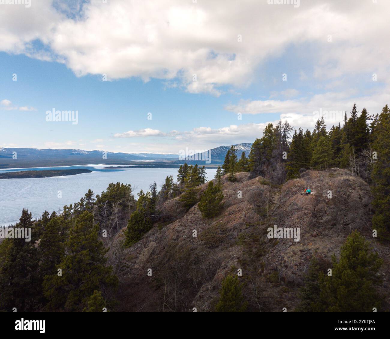 Vista primaverile da un'escursione in cima alla montagna nel territorio dello Yukon, nel Canada settentrionale. Presso il lago Marsh, affacciato su acque ghiacciate nella natura selvaggia. Foto Stock