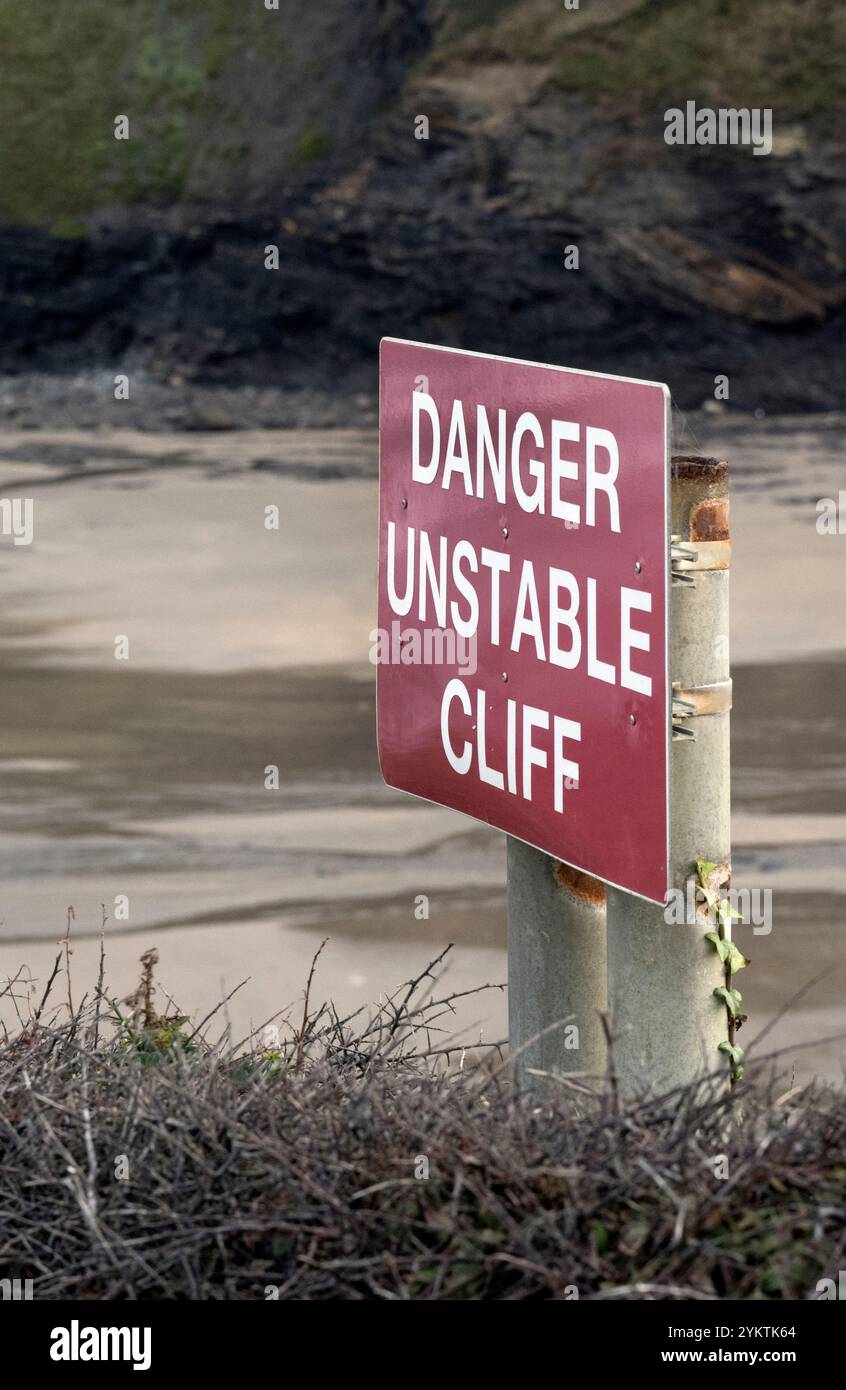 Problemi di pubblica sicurezza pericolo segni di scogliera instabili Foto Stock