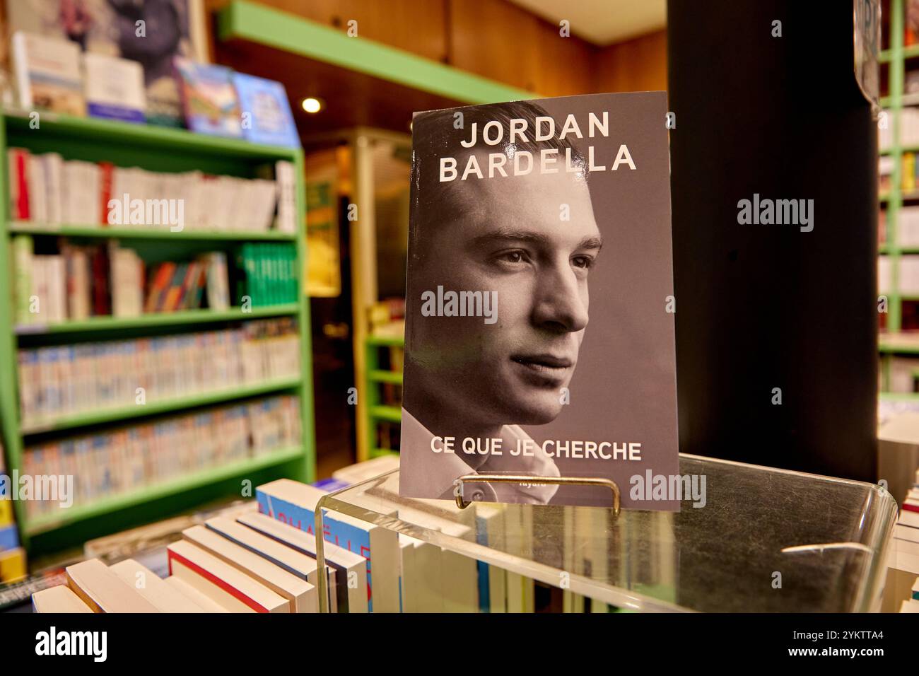 Questa fotografia, scattata il 9 novembre 2024, mostra il primo libro di Jordan Bardella, presidente del partito francese di estrema destra Rassemblement National (Rally Nazionale), intitolato CE Que Je Cherche, in mostra tra gli altri titoli politici in una libreria di Parigi. La pubblicazione è prevista per il 19 novembre 2024 e combina aneddoti della campagna, ricordi d'infanzia e riflessioni politiche. È destinato ad essere al centro di una vasta campagna promozionale, sostenuta in modo prominente dai media di proprietà del Bollore Group, che possiede anche l'editore del libro, Fayard. (Foto di Adnan Farzat/NurPhoto)0 Foto Stock