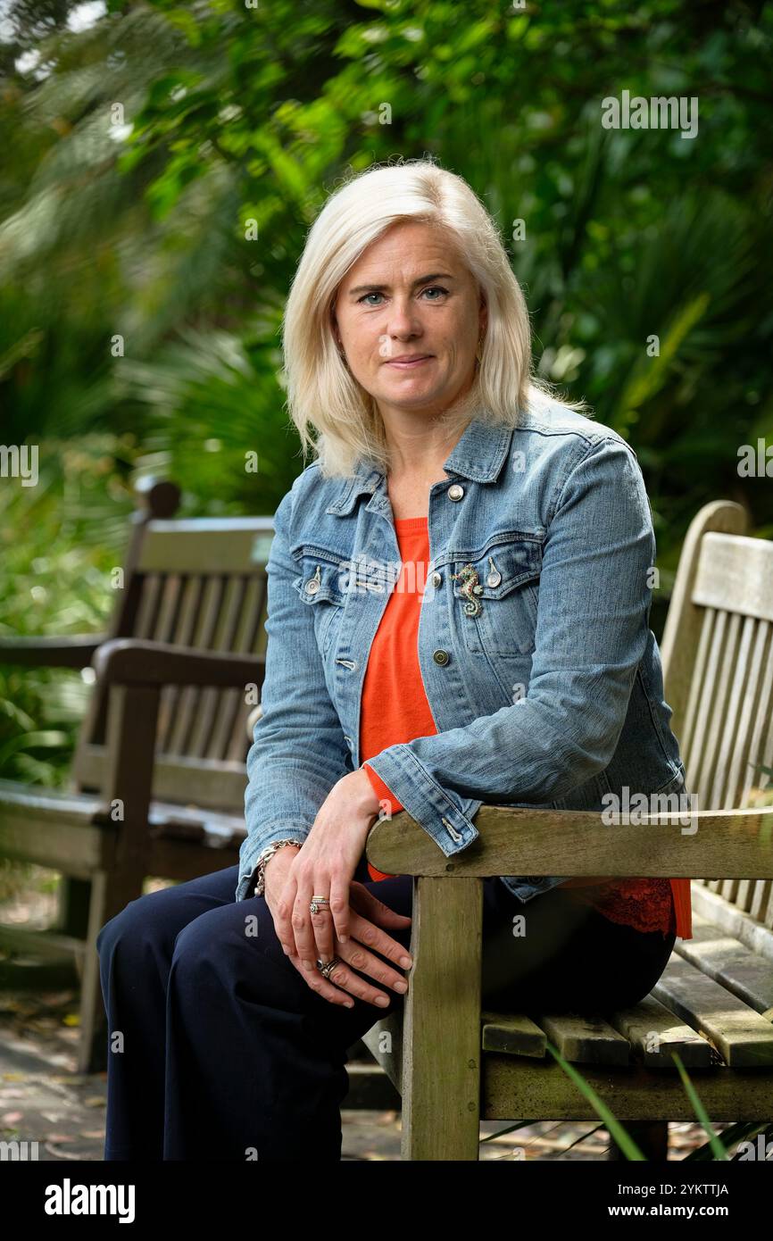 La scrittrice Anna Wilson è un'autrice britannica di libri per adulti e bambini con oltre 60 titoli e mezzo milione di vendite Foto Stock