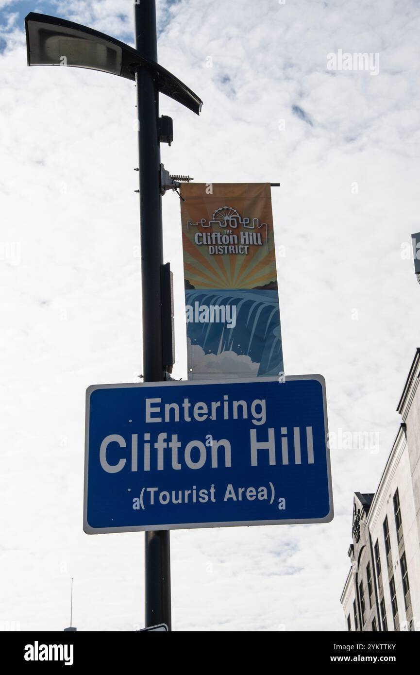 Entrando in Clifton Hill, cartello e striscione su Victoria Avenue a Niagara Falls, Ontario, Canada Foto Stock