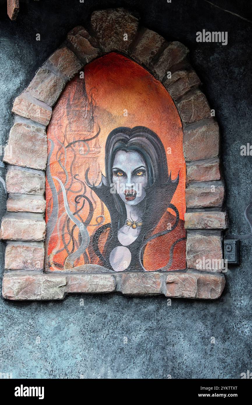 Una donna vampira firma al Castello Haunted di Dracula a Clifton Hill nelle Cascate del Niagara, Ontario, Canada Foto Stock