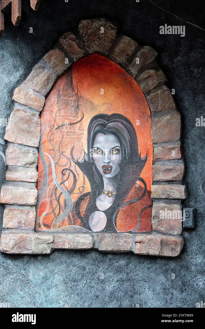 Una donna vampira firma al Castello Haunted di Dracula a Clifton Hill nelle Cascate del Niagara, Ontario, Canada Foto Stock