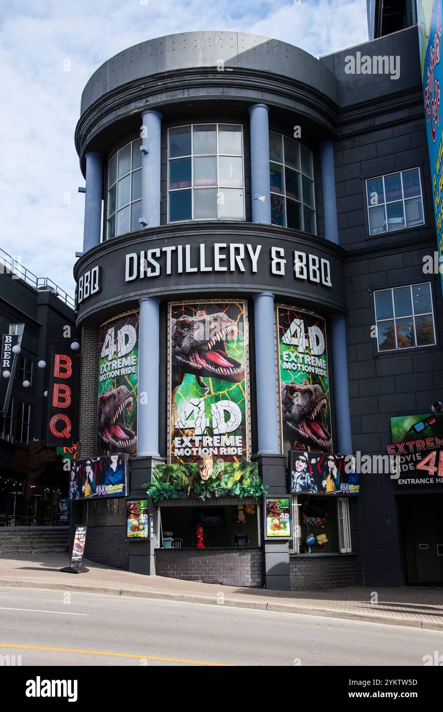 Insegna per distilleria e barbecue su Clifton Hill a Niagara Falls, Ontario, Canada Foto Stock