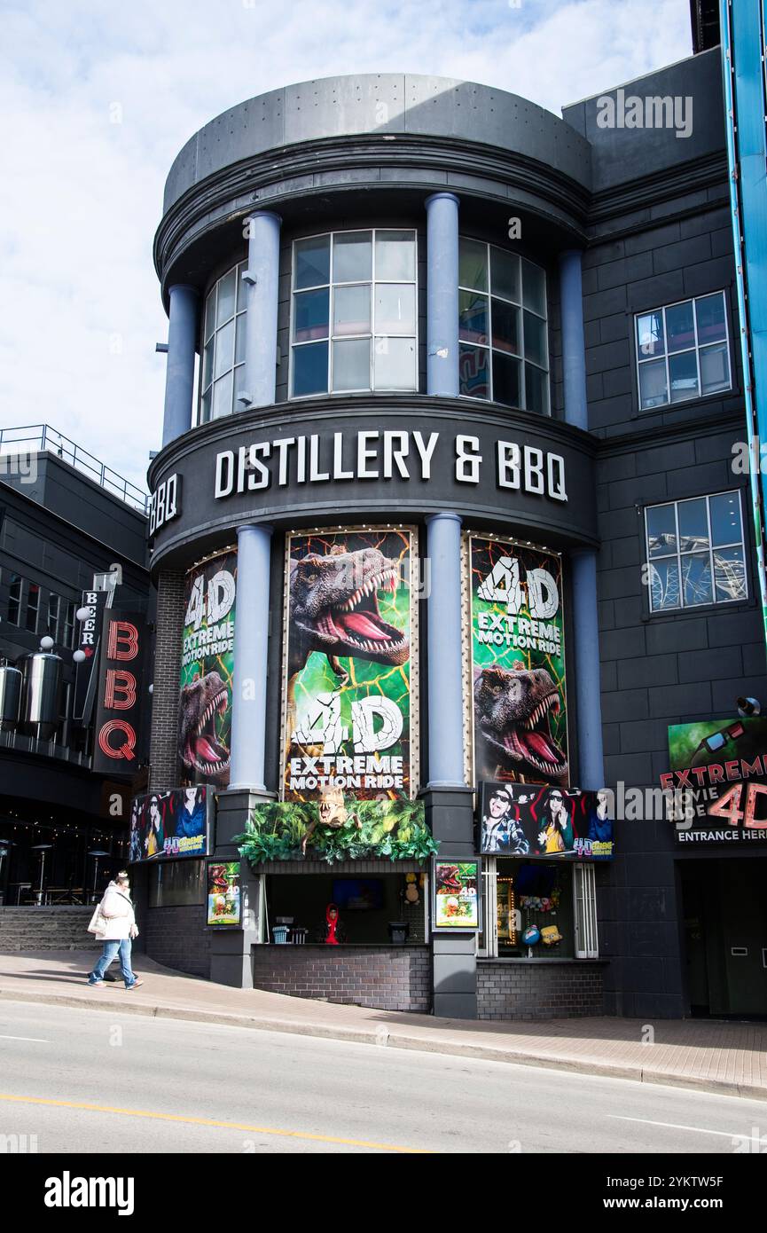Insegna per distilleria e barbecue su Clifton Hill a Niagara Falls, Ontario, Canada Foto Stock