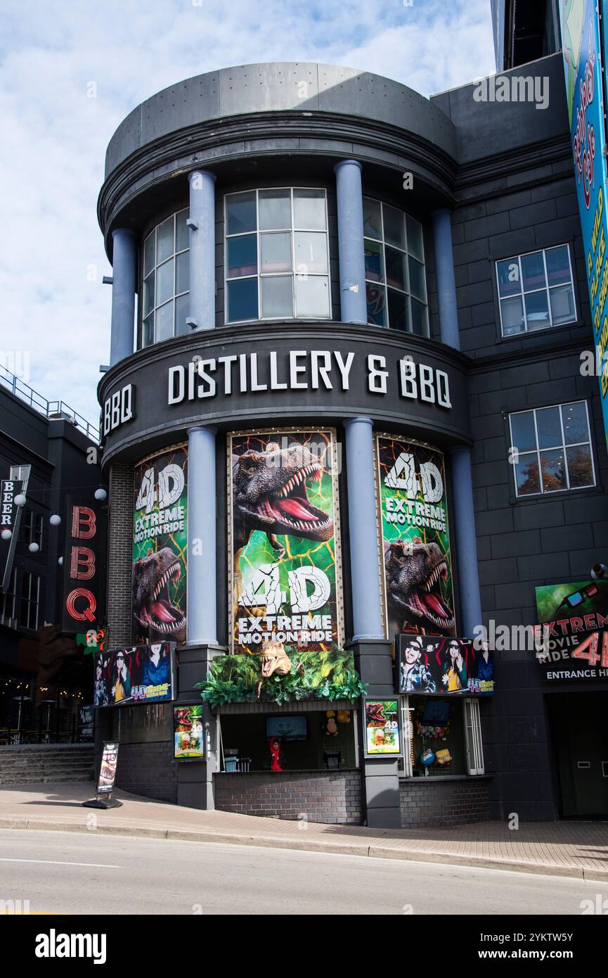 Insegna per distilleria e barbecue su Clifton Hill a Niagara Falls, Ontario, Canada Foto Stock