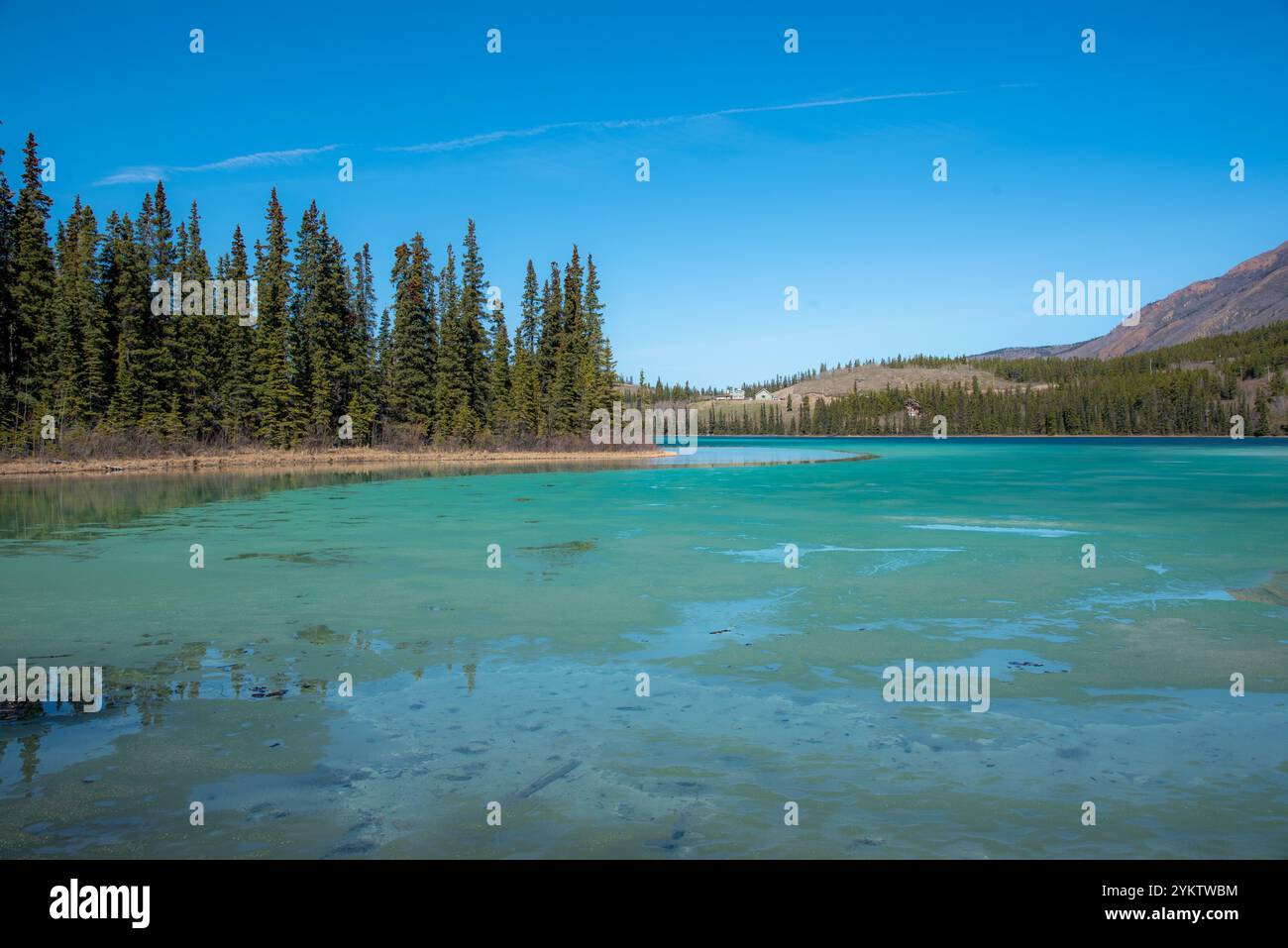 Vista primaverile sul lago Emerald nel territorio dello Yukon, Canada. Preso in aprile con il lago che si scongela da una lunga stagione invernale. Foto Stock
