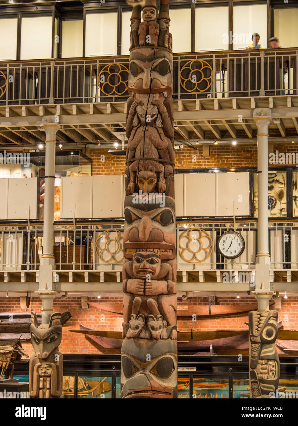 Totem Pole, Pitt Rivers Museum, che ospita le collezioni archeologiche e antropologiche dell'Università di Oxford, Oxford, Inghilterra, Regno Unito, Gran Bretagna. Foto Stock