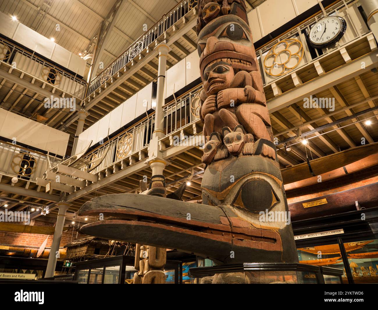 Totem Pole, Pitt Rivers Museum, che ospita le collezioni archeologiche e antropologiche dell'Università di Oxford, Oxford, Inghilterra, Regno Unito, Gran Bretagna. Foto Stock