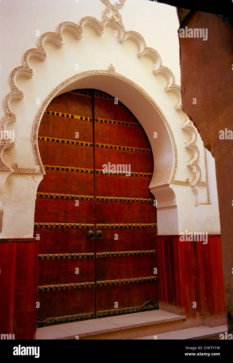 Una splendida porta moresca nel quartiere Mouassine nel bazar di Marrakech in Marocco nel Maghreb in Nord Africa Foto Stock