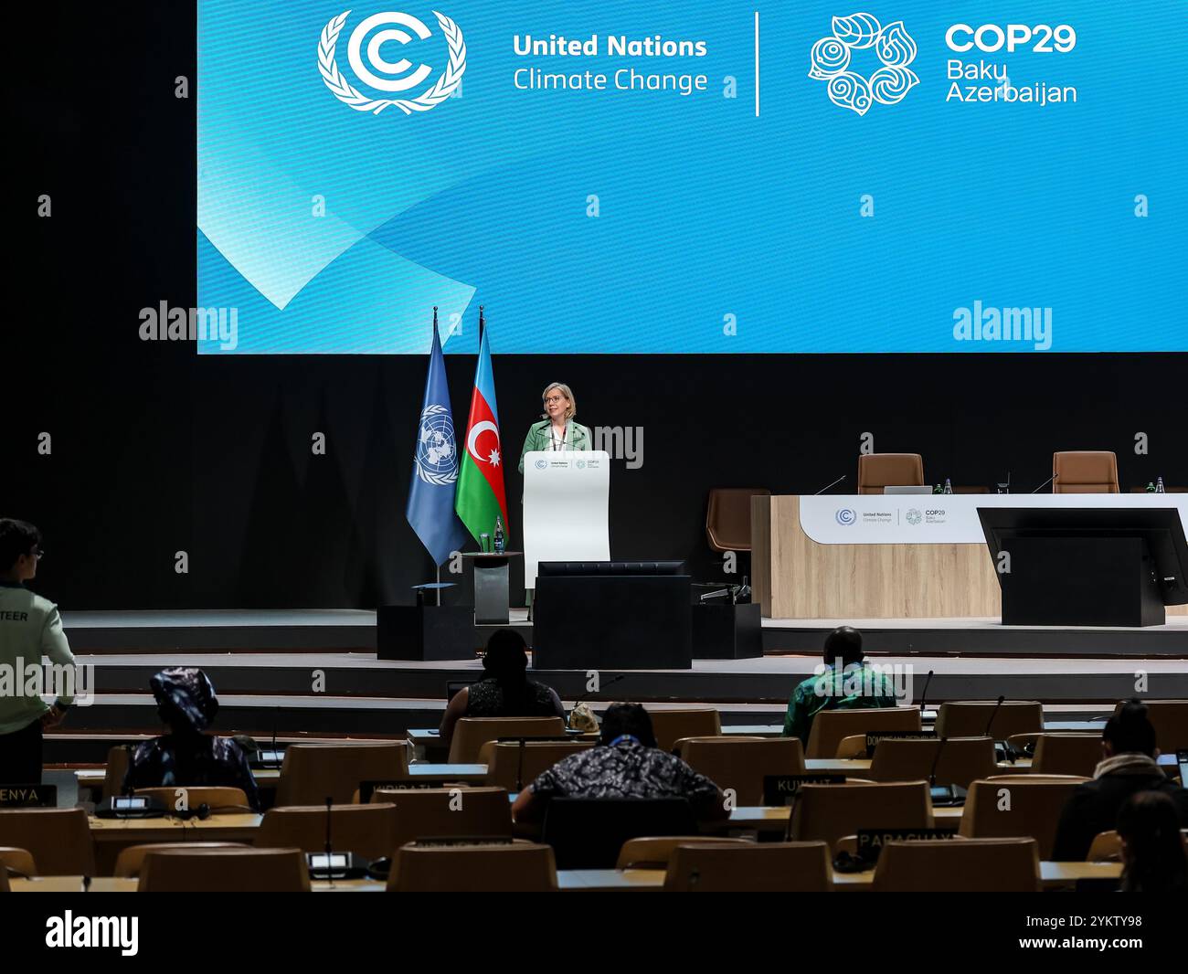 Baku, Azerbaigian. 19 novembre 2024. Leonore Gewessler, ministro federale per l'azione per il clima, l'ambiente, l'energia, la mobilità, l'innovazione e la tecnologia dell'Austria, rilascia una dichiarazione nazionale durante il segmento di alto livello ripreso nella sala plenaria di Nizami nella zona blu durante la conferenza delle Nazioni Unite sui cambiamenti climatici COP29, un evento tenuto dall'UNFCCC allo stadio olimpico di Baku. COP29, Running si concentra sulla ricerca di energia pulita per la compensazione del carbonio (foto di Dominika Zarzycka/SOPA Images/Sipa USA) Credit: SIPA USA/Alamy Live News Foto Stock