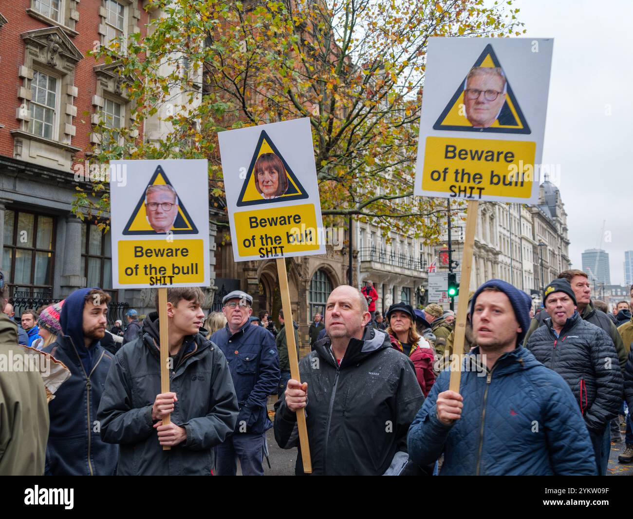 I manifestanti si riuniscono con cartelli dopo che gli agricoltori marciano a Westminster per protestare contro l'introduzione della tassa di successione IHT per i proprietari di fattorie Foto Stock