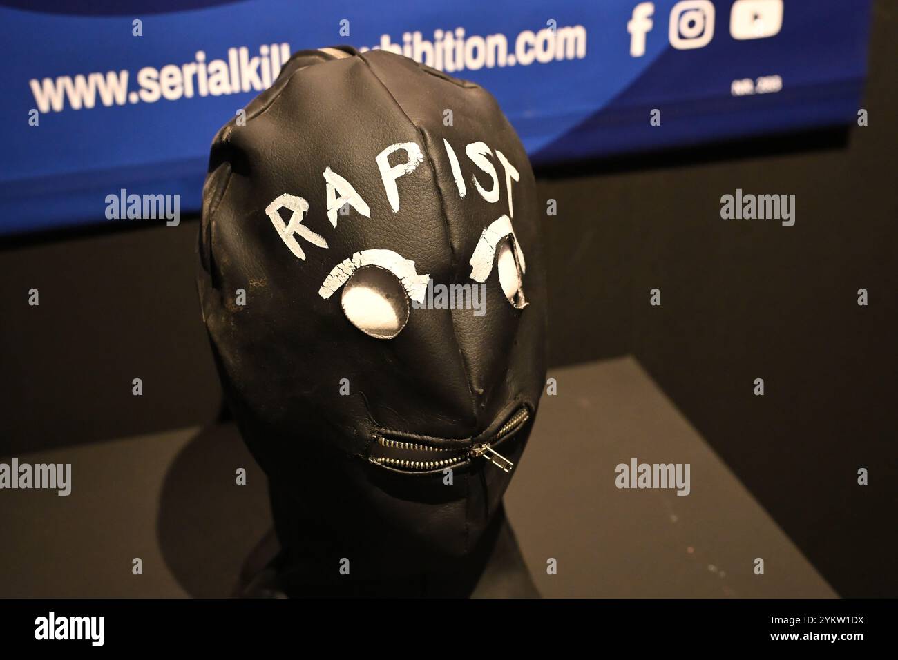 Modello di cappa utilizzato dallo stupratore seriale Samuel Cook Foto Stock