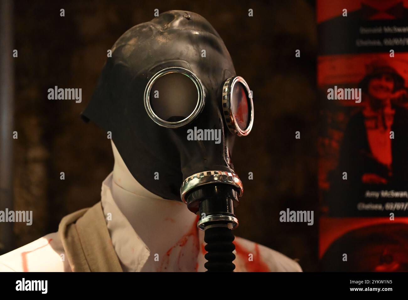 Rievocazione di John Haigh - l'assassino di bagno acido - nella sua maschera antigas Foto Stock