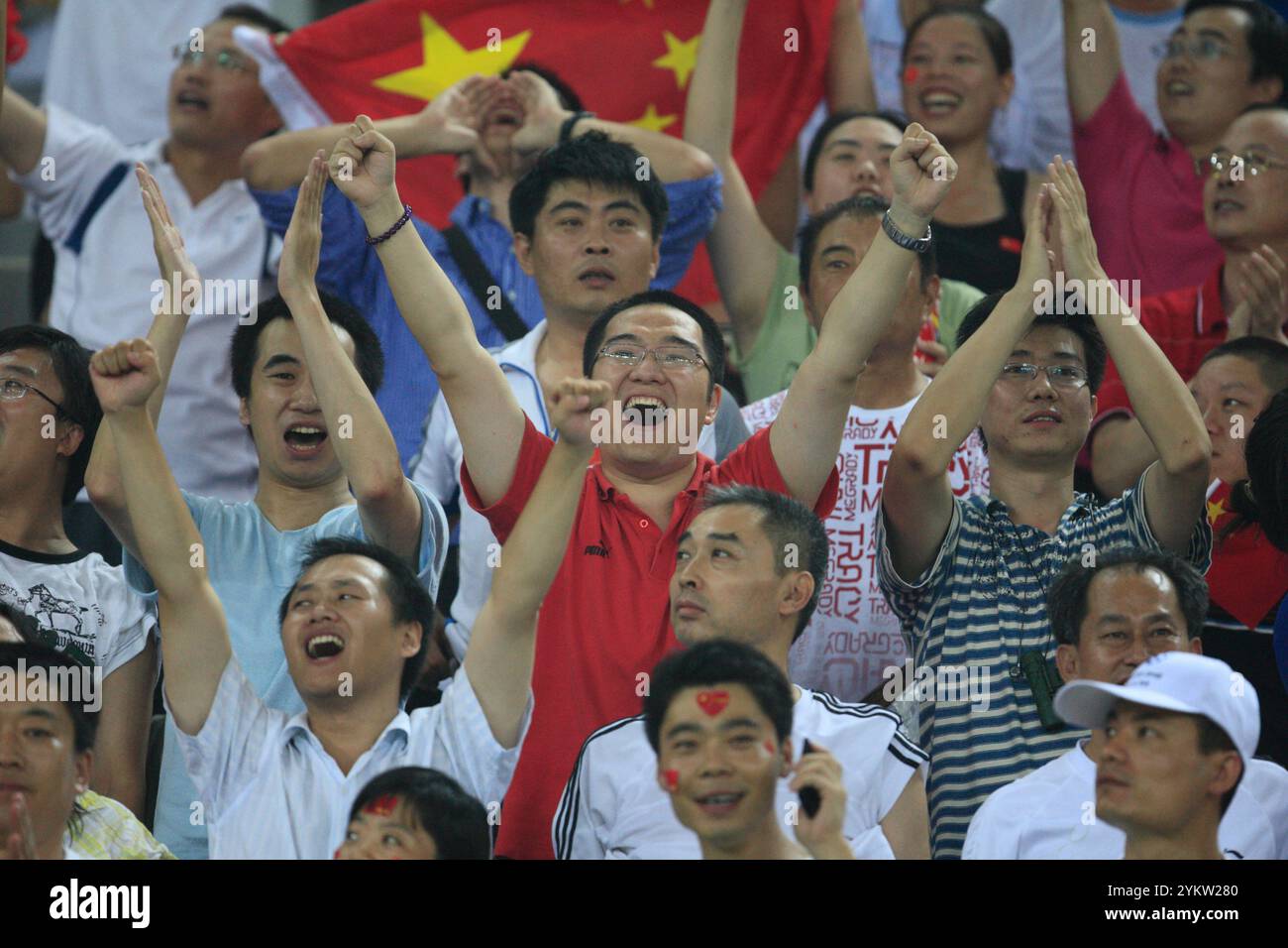 TIANJIN, CINA - 6 AGOSTO: I tifosi cinesi festeggiano un gol durante una partita di calcio del gruppo e tra Cina e Svezia al torneo femminile dei Giochi Olimpici di Pechino il 6 agosto 2008 a Tianjin, Cina. Solo per uso editoriale. (Fotografia di Jonathan Paul Larsen / Diadem Images) Foto Stock