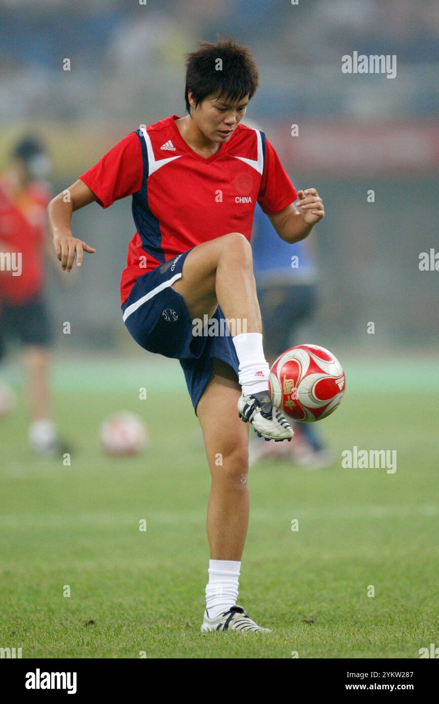 TIANJIN, CINA - 6 AGOSTO: Un giocatore della squadra cinese si riscalda prima di una partita del gruppo e contro la Svezia al torneo femminile dei Giochi Olimpici di Pechino il 6 agosto 2008 a Tianjin, Cina. Solo per uso editoriale. (Fotografia di Jonathan Paul Larsen / Diadem Images) Foto Stock