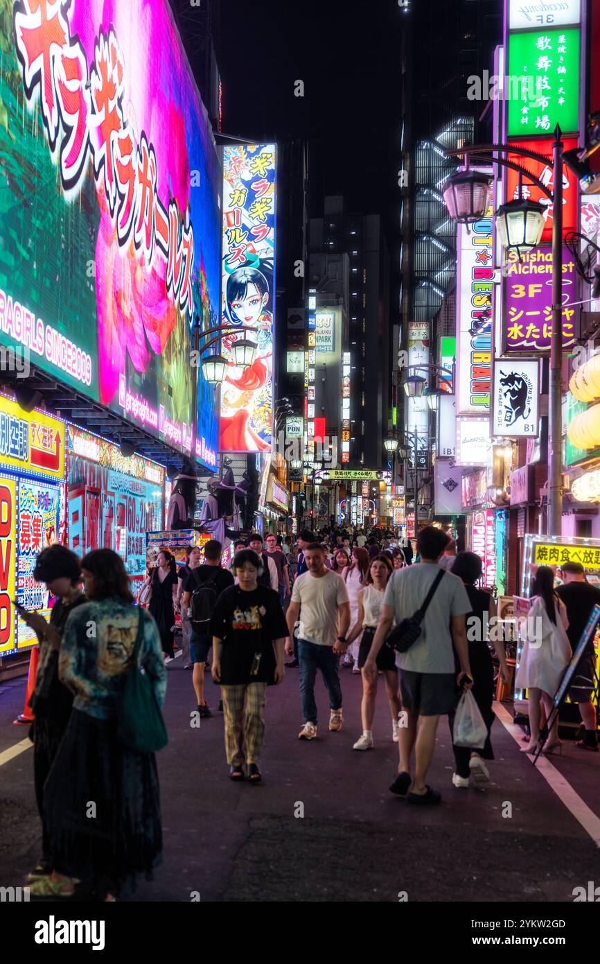 Tokyo, Giappone - 5 agosto 2024: Vita notturna tra le luci al neon di Shinjuku di notte Foto Stock
